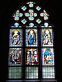 Glasfenster in der südlichen Seitenkapelle, mit Scheiben unterschiedlichen Alters