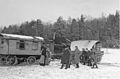 Bildunterschrift des Bundesarchives: „Polizei bei gestellter Razzia von Sinti und Roma-Wohnwagen im Winter in Renningen – Leonberg 1937/38“. Ein Bild dieser Serie findet sich bei Arnold: Die Zigeuner, S. 74, mit der Bildbeschreibung: „Polizei kontrolliert Wanderzigeuner um 1925 in Oberschwaben“. Die Herkunft ist mit „Archiv Arnold“ angegeben.