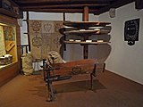 Historische Ausstattung einer Munsterkäserei mit Käsewanne und Reifegestell