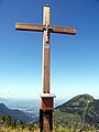 Gipfelkreuz des Ochsenälpeleskopf; Im Hintergrund: Füssen und der Hohe Straußberg