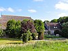 Kop-hals-rompboerderij met in het midden onderkelderd voorhuis met gevelsteen en roedenverdeling in de vensters