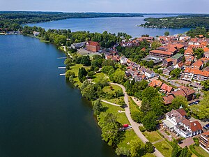 Kleinbahnverlauf mit der vom Bahnhof rechts unten ausgehenden einstigen Trasse auf der heutigen Grünanlage