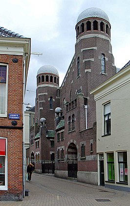 Folkingestraat met synagoge (gezien vanaf het Gedempte Zuiderdiep in 2008)