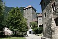 Burghof, im Hintergrund der Bergfried