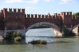 Die Schwalbenschwanzzinnen und die als Wehrtürme verkleideten Stützpfeiler der Brücke