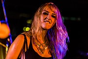 Lead-Gitarristin Britt Lightning