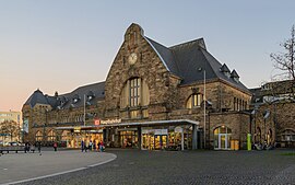 Vorplatz und Empfangsgebäude des Aachener Hauptbahnhofs