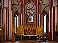 Blick in den Chor mit Hochaltarretabel und Sakramentsturm