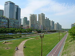 Typische Wohnsiedlung aus einer Kombination von Hochhäusern, Geschäftsgebäuden und Grünanlage in Jeongja-dong