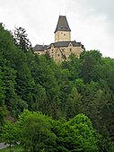 Blick auf die Burg vom Fuß des Stausees