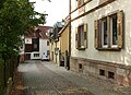 Drehort Ebersteingasse in Gernsbach (2009). Das postmodern renovierte Haus in der Bildmitte wurde für die Dreharbeiten hinter einem hölzernen Baugerüst und Planen versteckt.