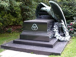 Grabmal von Friedrich Alfred Krupp, Sockel aus poliertem schwarzem Marmor, von Otto Lang als Apotheose mit bronzenem, seine Schwingen ausbreitenden Adler gestaltet