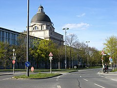 Fahrt auf dem Karl-Scharnagl-Ring Richtung Norden mit der Bayerischen Staatskanzlei am Franz-Josef-Strauß-Ring