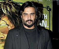 Madhavan berpose ke arah kamera saat menghadiri pemutaran perdana film 2016 Saala Khadoos