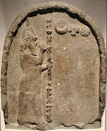 Babylonisches Relief mit der Darstellung des aschgrauen Mondlichts aus dem sechsten vorchristlichen Jahrhundert mit dem König Nabonid bei der Anbetung der Gestirnsgottheiten Sin (Mond), Šamaš (Sonne) und Ištar (Venus).