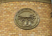 Reliefmedaillon mit Symbolik des Telegrafenwesens an der Fassade
