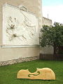 Petr Krajíček: „4. Komnata «Hudebni»“ („4. Geheimnis: «Musik»“) - Schlossgarten Telč - dahinter: Neptun mit einem Viergespann (Stuckrelief an der Wand des „Alten Palastes“)