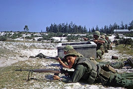 Tet Harekatı Sırasında Hamo Köyü Savaşı. ABD Deniz Piyadeleri ve ARVN birlikleri, düşman saldırısına karşı bir pozisyon savunuyor. Ocak 1968 dolaylarında çekilen fotoğraf.