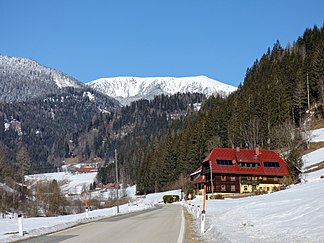 Wöbring, Gemeinde Metnitz; im Hintergrund die Ackerlhöhe (2040 m)