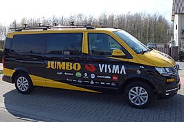 Visma's logo op een busje van wielerploeg Team Jumbo-Visma.