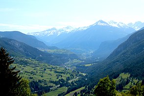 Albulatal nach Osten. Links die Strasse nach Lenzerheide, in der Mitte Surava