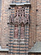 Repliken der einzigen beiden original mittel­alter­lichen der monumentalen Terrakotta­skulpturen