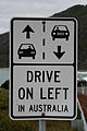 Προειδοποιητική πινακίδα στην Αυστραλία που υπενθυμίζει στους οδηγούς να οδηγούν στα αριστερά.