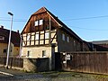 Wohnstallhaus und Scheune (im Winkel angebaut) sowie Hofeinfahrt eines Dreiseithofes