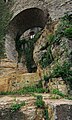 Bild 3: Aufbau der Burg auf gewachsenem Felsen an der Nordseite mit Großaufnahme des Entlastungsbogens