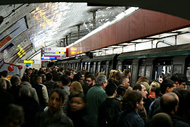 Rushhour in der Pariser Métro.