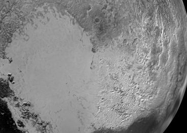 Tombaugh Regio'nun görünümü (Plüton'un 'Kalbi'). Sağdaki parlak beyaz yayla, Sputnik Planum'dan atmosfere ile taşınan nitrojen ile kaplanmış olup (solda) daha sonra buz olarak birikmiş olabilir.