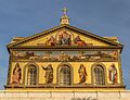 Giebeldreieck mit drei Postamenten bzw. Bilderstühlen (Sankt Paul vor den Mauern, Rom)