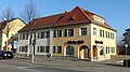 Wohnhaus mit linkem Anbau und rechtem Erweiterungsbau, in Ecklage zum Käthe-Kollwitz-Platz