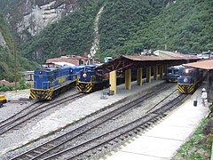 Aguas Calientes stasjon nær Machu Picchu. Togene tilhører den private operatøren PeruRail.