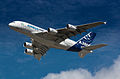 Überflug einer A380-800 in Airbus-Werkslackierung