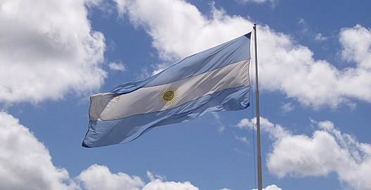 Birinci Cunta’nın üyelerinden olan Manuel Belgrano’nun tasarladığı Arjantin bayrağı[17] Honduras, Guatemala ve El Salvador’un bayraklarına ilham vermiştir.[3]