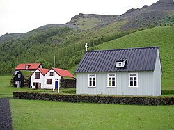 Die Kirche im Freilichtmuseum Skógar, dahinter die Eyjafjöll