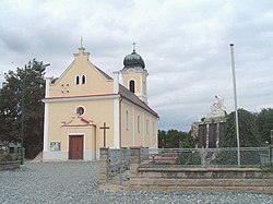 A csajtai Szent Miklós-templom a hősi emlékművel.