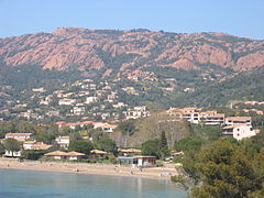 Zoom on the Rastel and its red rocks