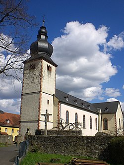 Die Klosterkirche von Westen mit den restl. Konventsbauten links im Hintergrund