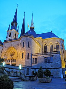 Dieses Farbfoto zeigt die Kirche Notre Dame von vorne mit Vorhof und Zuwegung in Luxemburg und wurde im Jahr 2009 aufgenommen.