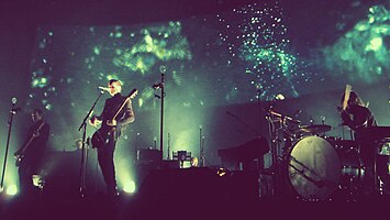 Sigur Rós pentas pada 2013. From left to right: Georg, Jónsi and Orri.