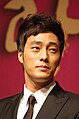 So Ji-sub interpreta il generale Ari/Kang In-chul.