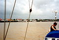 Paramaribo, links die Markthallen, daneben die Fähre