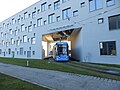 Straßenbahn verlässt die Hochschule München