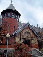 Eastern entrance, facing the Westmount Park