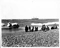 Yupik am Ufer, mit dem Dampfschiff Corwin im Hintergrund (1907)