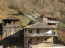 Φωτογραφία παραδοσιακών σπιτιών στο χωριό Ζέλεζνετς