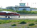 Startendes Flugzeug auf dem Flugplatz auf Düne