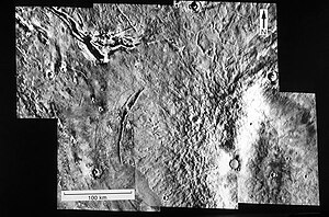 Elysium Mons, aufgenommen von der Sonde Viking. Der Hauptkrater ist auf dem Foto rechts unten zu sehen